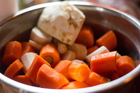soupe au poulet, légumes, jus de carotte, céleri, un légume, manger, carottes coupées en dés