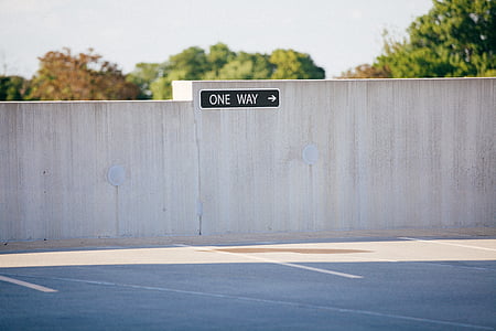 kryptimi, automobilių stovėjimo aikštelė, ženklas, sienos