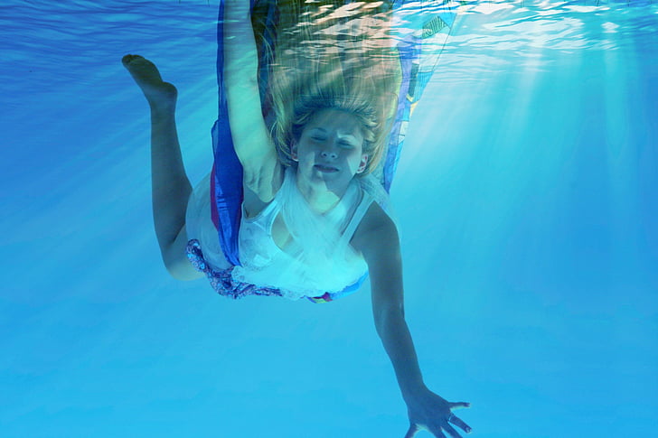mergaitė, plaukti, po vandeniu, mėlyna, undinė