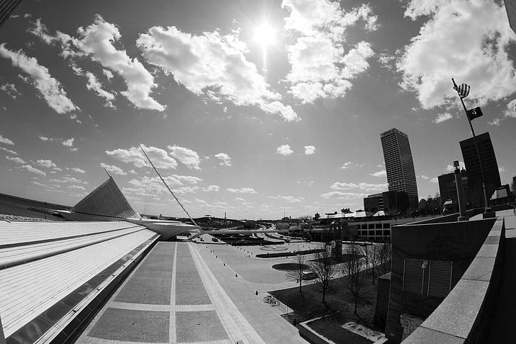 Milwaukee, Centro de la ciudad, ciudad, nubes, sol, edificios, blanco y negro