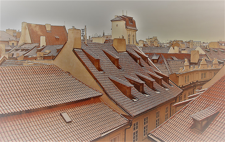 Praga, strehe, sneg, češčina