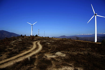 blauer Himmel, Feldweg, Berge, erneuerbare Energien, Windmühlen, Public Domain Bilder