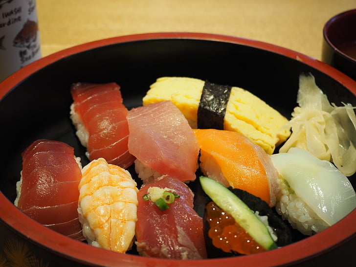 sushi, egg, salmon, shrimp, tuna, salmon roe, lunch