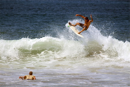 om, utilizarea, placă de surf, a face, trucuri, ocean, în timpul zilei