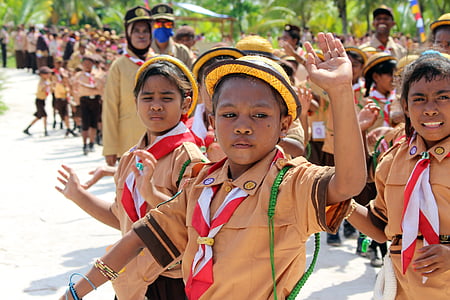 man, prmauka, kinderen, basisschool kinderen, een scout, Indonesisch, Kei eilanden