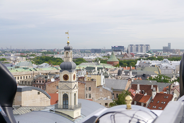 Riga, daken, kerk, het platform, stadsgezicht, beroemde markt, stedelijke scène