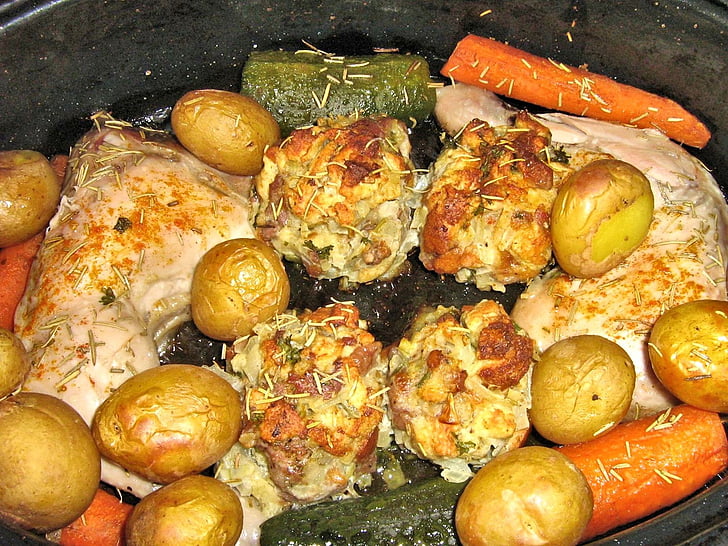 pollo al horno, patatas, zanahorias, calabacín, cubitos de pan