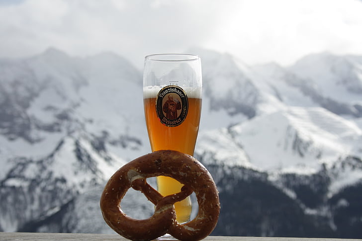 cerveza, pretzel, montañas