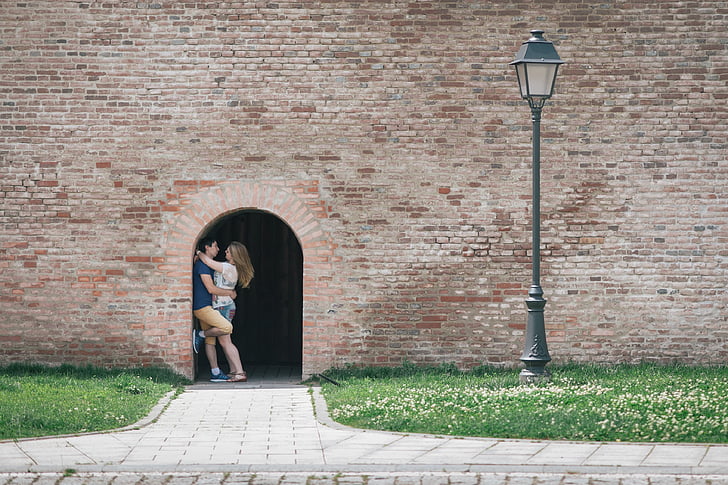 woman, man, hugging, inside, arch, shape, alley