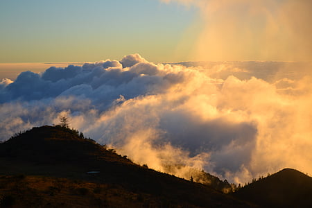 PoliPoli, ηλιοβασίλεμα, σύννεφα, βουνό
