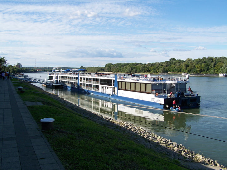 luksusa laivu, Donavas upes, Mohács