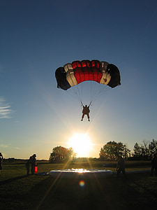 paracaigudisme, paracaigudes, paracaigudista, esport, posta de sol, aterratge