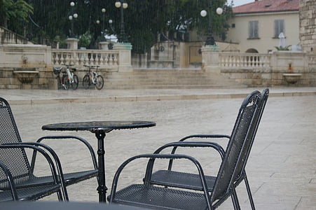 tabel, scaun, ploaie, tăcut, singuratic, vremea, strada