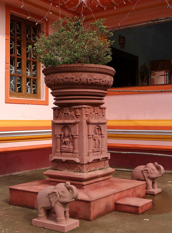 Tulasi chaura, basil Kudus, podium, Kuil, agama, Goa, India