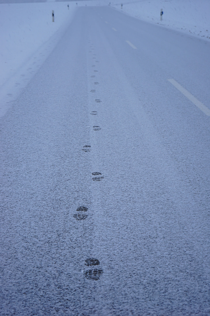 pēdas, sniega, ceļu satiksmes, prom, entlange, kā, pēdas, atkārtota izdrukāšana
