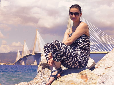 vacker flicka vid havet, Rio-adirio bridge patra, Grekland, havet, landskap, Seascape, unga
