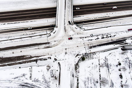 въздушна, снимка, град, улица, обхванати, сняг, паркирани