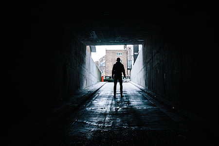 homme, silhouette, Guy, pleine longueur, sombre, marche, lumière au bout du tunnel