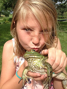 Κορίτσι, Φιλί, φιλιά, αγρόκτημα, βάτραχος