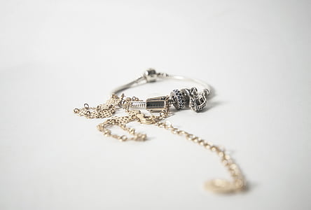 silver, jewellery, gold, bracelet, chain, product photography, contrast