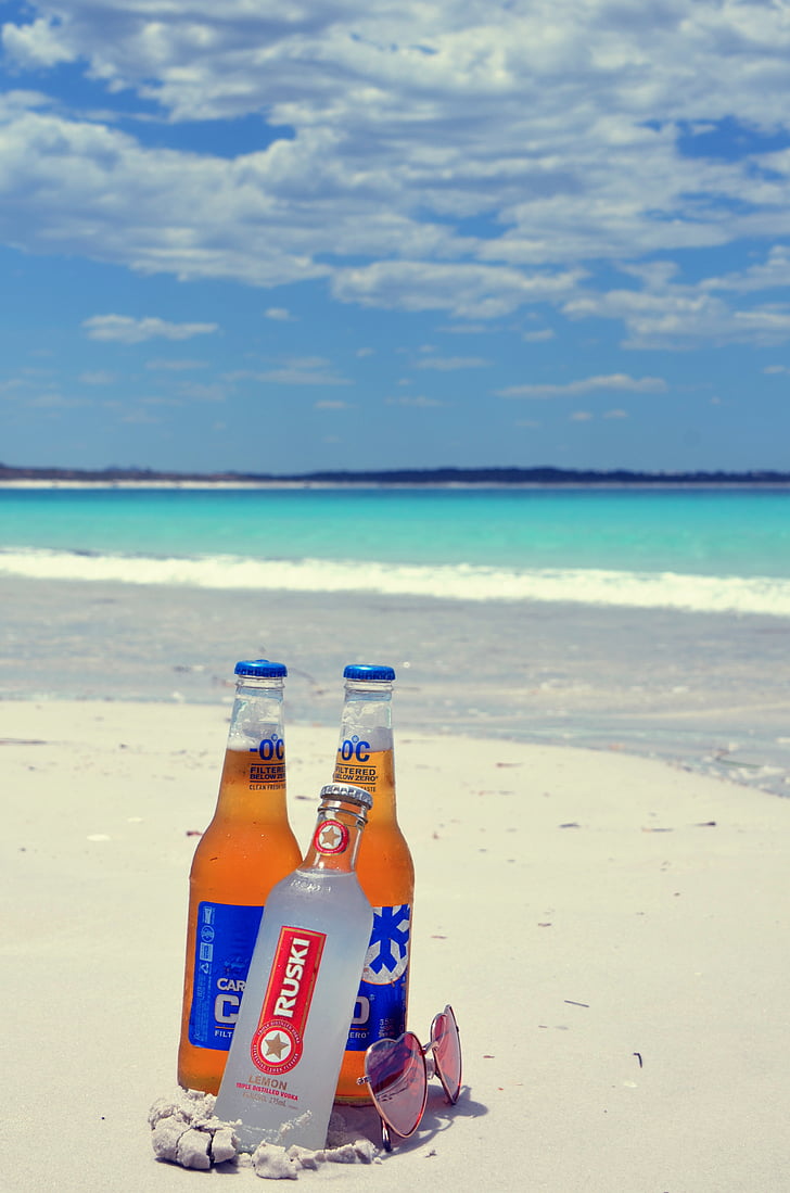 pludmale, alus, smilts, vasaras brīvdienas, saulesbrilles, jūra, pudele