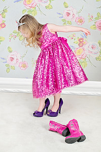liten jente, høye hæler, rosa, kjole, glamour, barndommen, spille