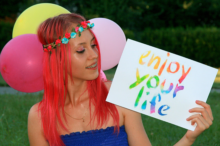 Flicka, rosa hår, krans, ballonger