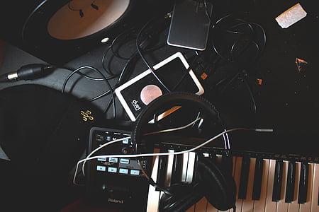 Início, modo de exibição, preto, com fio, fones de ouvido, teclado, cabos