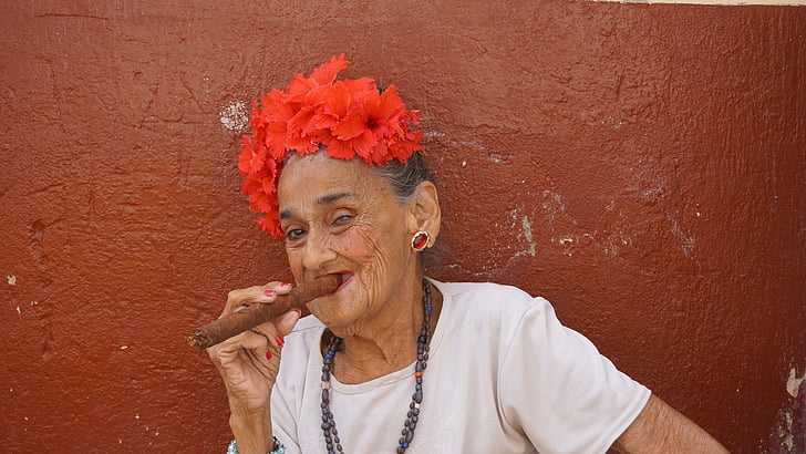 cigare, femme, vieux, Cuba, La Havane, milieu adulte, vue de face