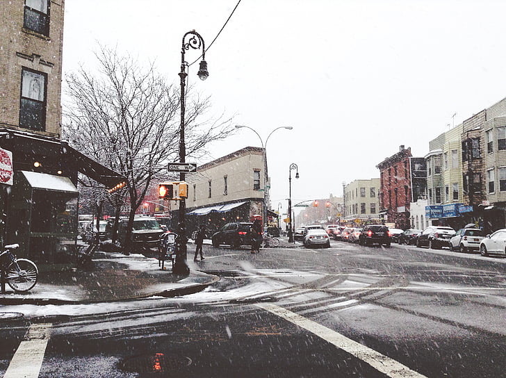 városi, jelenet, téli, hó, alá tartozó, utca, közúti