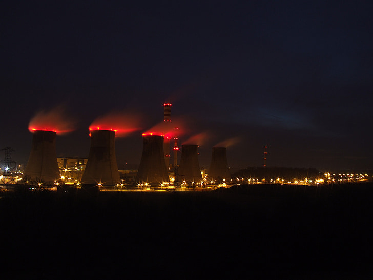 koģenerācijas un elektrostacija, skursteņi, dūmi, dūmeņi ar dūmiem, naktī, sarkani dūmi