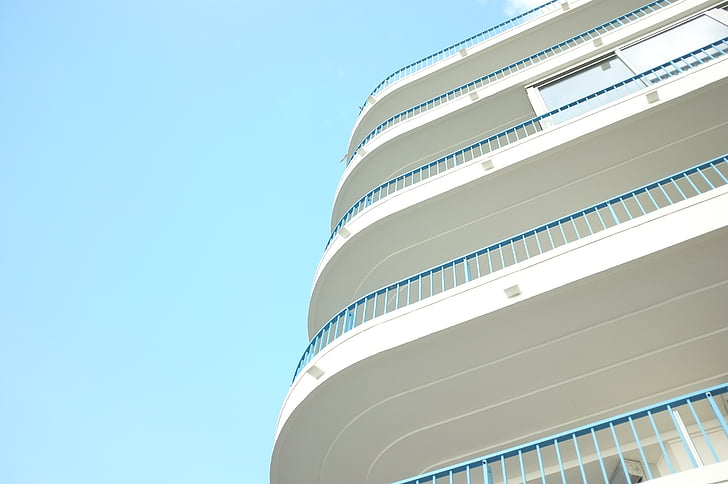 biela, betón, vysoká, vzostup, budova, balkón, modrá obloha