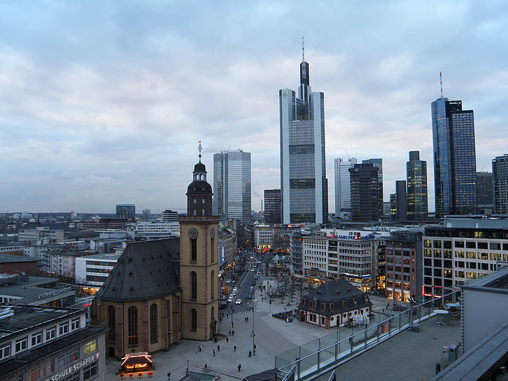 Frankfurte pie Mainas, siluets, programma Outlook, debesskrāpju