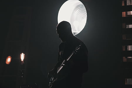 siluetas, vyras, žaisti, gitara, šalia, balta, šviesos