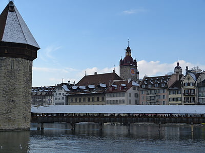 Luzern, Švajčiarsko, Kaplnka bridge, vodárenská veža, kostol