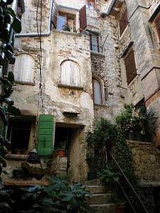 Istria, pati del darrere, idil·li, façana de la casa