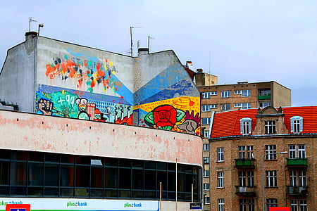 murales, nel quartiere jeżyce di poznań, Appartamento poznań, edifici vecchi e nuovi, postmodernismo Poznanski, quartiere Jeżyce, Poznan
