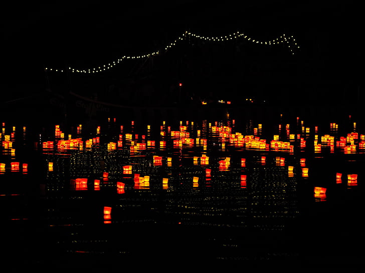 žvakės, šviesos Serenada, upės, šviesos festivalis, plaukiojančios žvakės, raudona, geltona