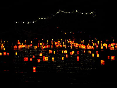 Mumlar, Işıklar serenat, nehir, Işık Festivali, yüzen mumlar, Kırmızı, Sarı