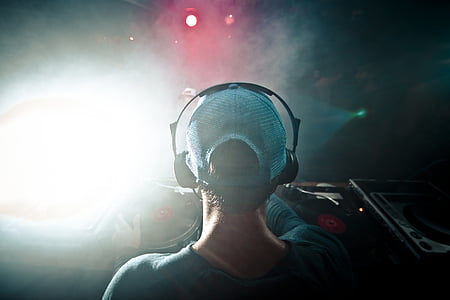 DJ, müzik, kulaklıklar, konser, göster, sahne ışıkları, gece kulübü