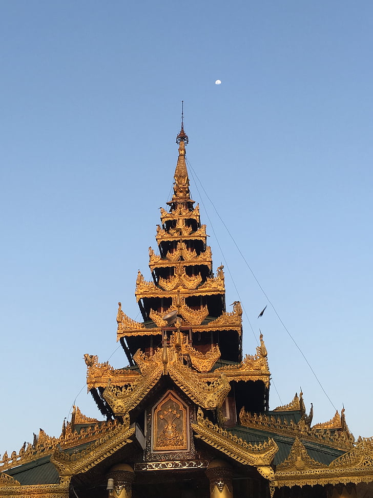 Yangon, Shwedagon pagoda, Aurinkoisina päivinä