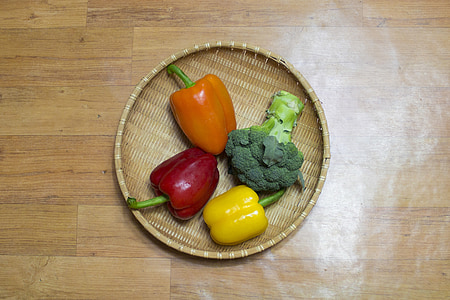 paprika, v lokale li, broccoli, gul paprika, rød paprika, orange paprika, grøn peber
