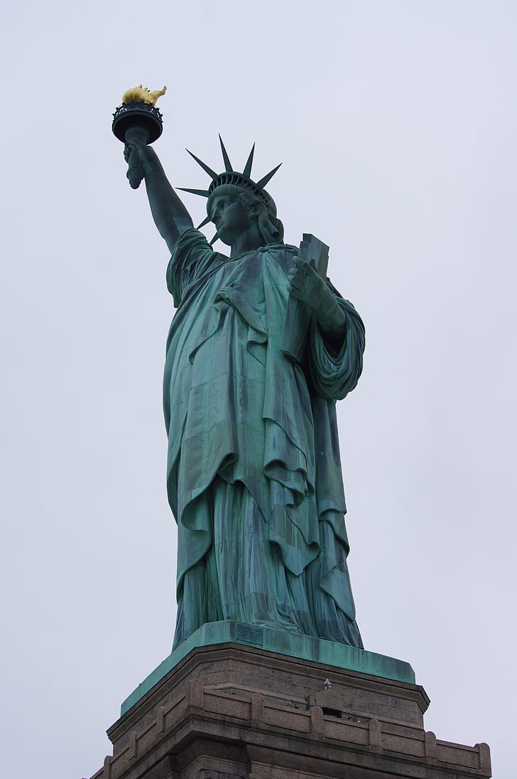 New Yorkissa, Liberty, matkustaa