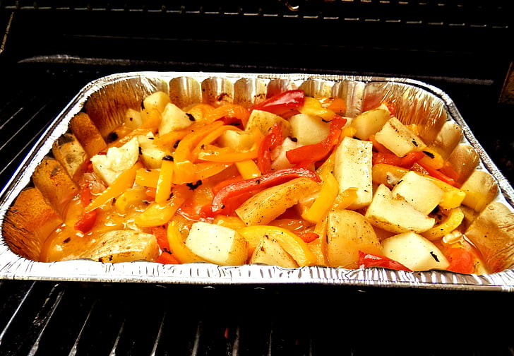 BBQ-peper stoofpot, Italiaanse stijl, paprika 's, uien, knoflook, aardappelen, verse oregano