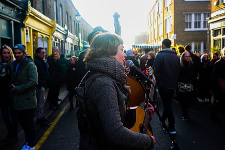femeie, Holding, chitara, cântând, strada, Înconjurat, oameni