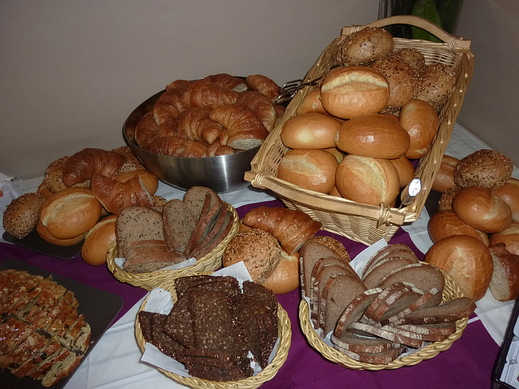 Hommikusöök Rootsi lauas, leib, leiba, rulli, sarvesaiad, korvi, toidu