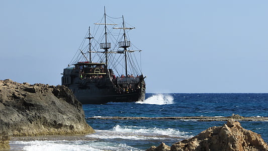 Piratenschiff, schwarze Perle, Segelboot, Jahrgang, Meer, felsige Küste, Wellen