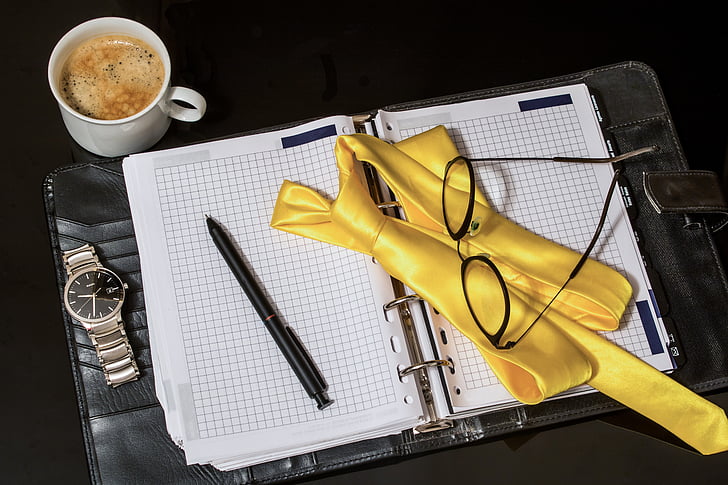 darbotvarkė, kaklaraištis, rašiklis, vyrų žiūrėti, kavos puodelis, akiniai skaitymui, paskyrimą kalendorius