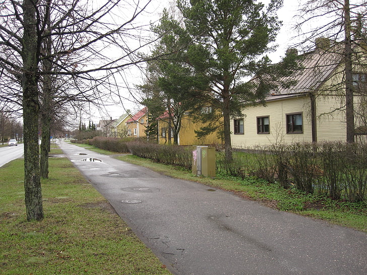cycle path, single-family houses, after the rain