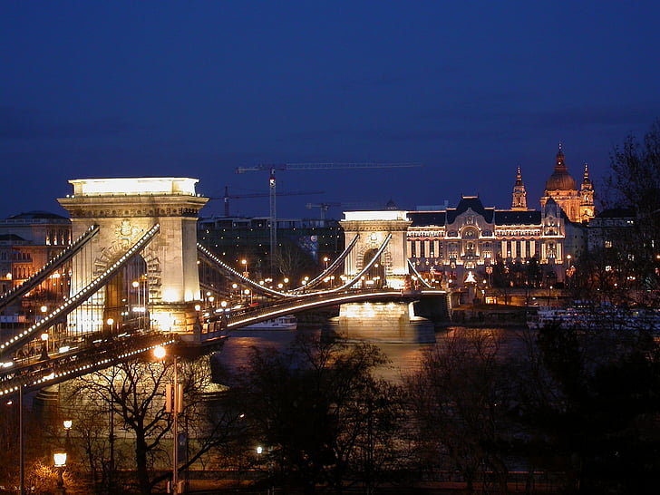 Chain bridge bij nacht, Kettingbrug Boedapest, Kettingbrug verlicht, nacht, beroemde markt, rivier, brug - mens gemaakte structuur